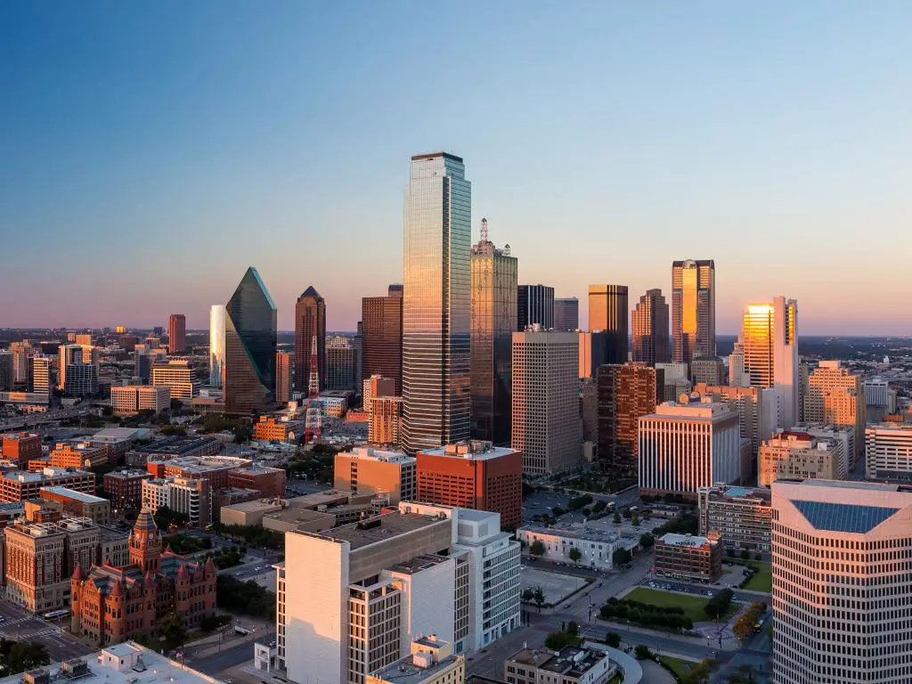 Skyline del centro de Dallas al atardecer, Texas