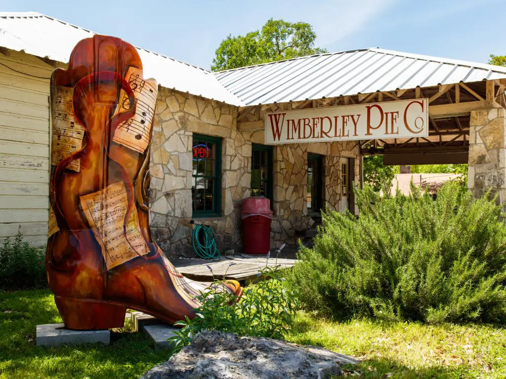 La tienda Wimberley Pie Company con una bota de vaquero gigante en Wimberley, Texas