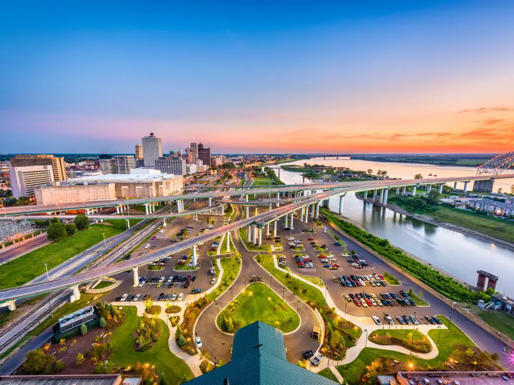 Horizonte de Memphis, Tennessee, con vistas al río Mississippi y Mud Island