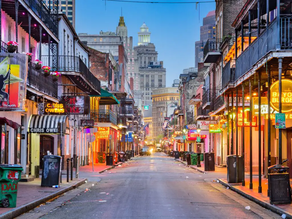 Bourbon Street en el Barrio Francés de Nueva Orleans temprano en la mañana