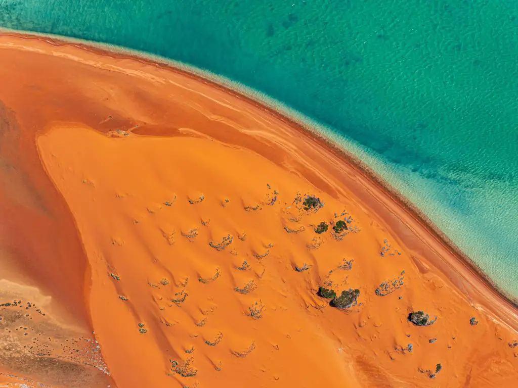 Una vista aérea de las dunas de arena y la playa en la región de Shark Bay en Australia Occidental
