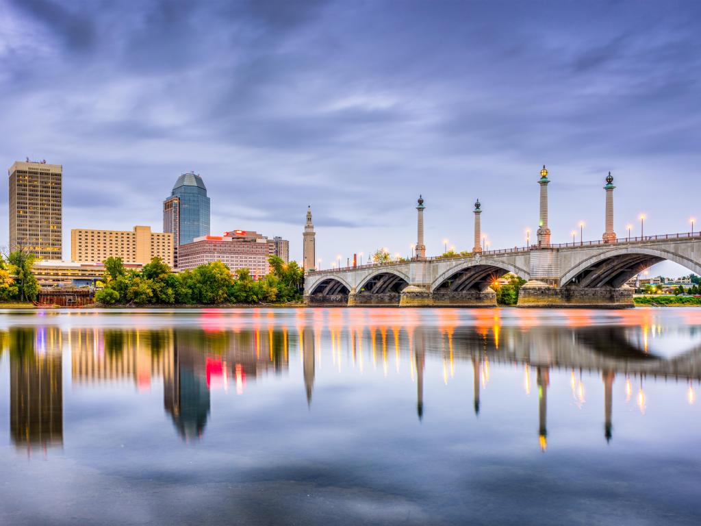 El horizonte del centro de Springfield, Massachusetts, Estados Unidos, se tomó a primera hora de la tarde con vistas al río, al puente y a la ciudad a lo lejos. 