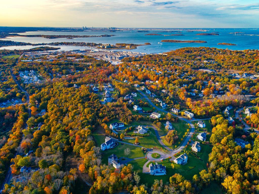 Hingham, EE. UU. Tomada como una vista aérea de Hingham y el puerto de Boston en otoño. 
