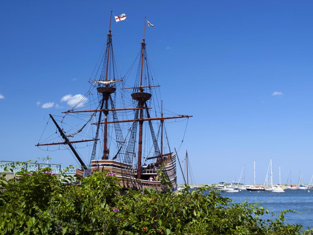 Plymouth, Massachusetts, EE.UU. con una réplica del barco Mayflower tomada en un día soleado con otros barcos en la distancia. 