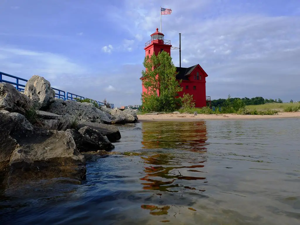 Big Red Lighthouse donde el lago Macatawa se encuentra con el lago Michigan en Holland, Michigan