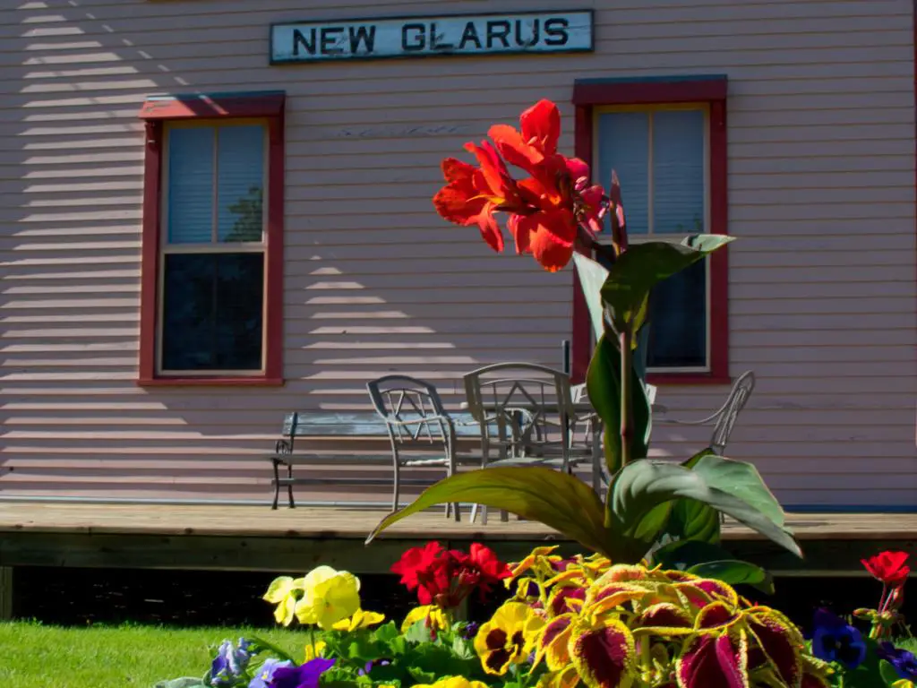 Una casa tradicional con flores en New Glarus, Wisconsin.