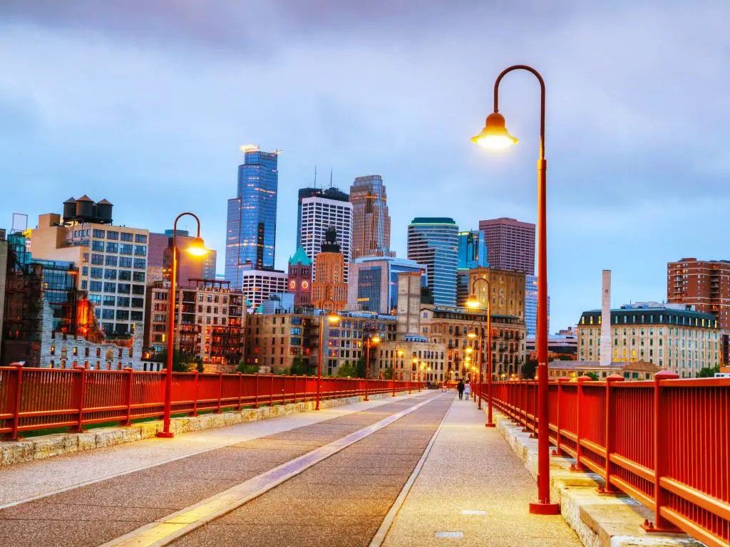 Minneapolis céntrica, Minnesota por la tarde según lo visto del puente de arco de piedra