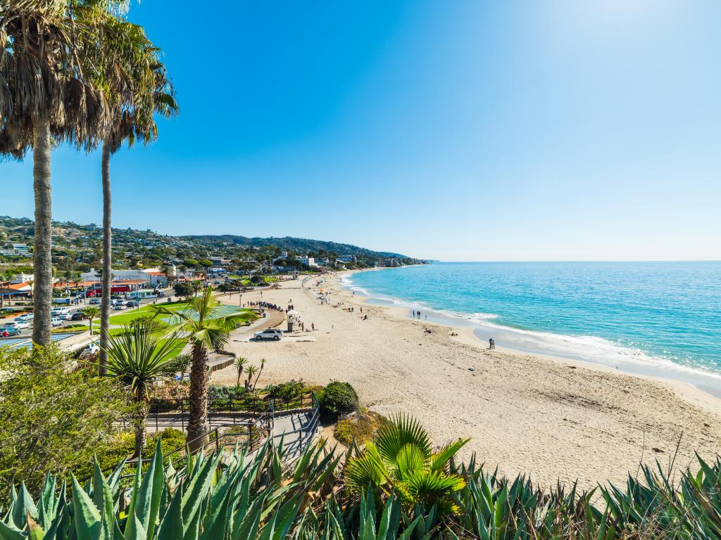 Laguna Beach se extiende en la distancia en el Condado de Orange, California