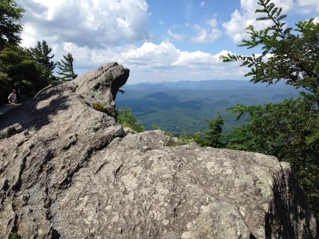 Vista de Blowing Rock que muestra las vistas del cielo y los picos de las montañas
