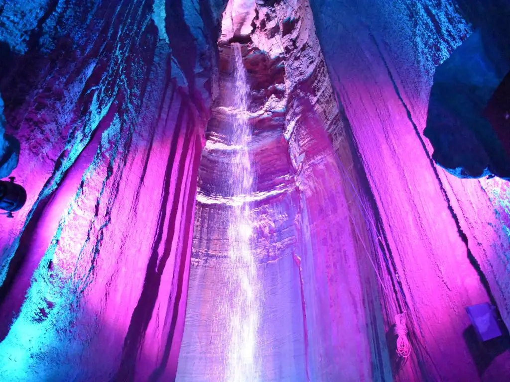 Coloridas cataratas subterráneas en las oscuras cavernas de Chattanooga