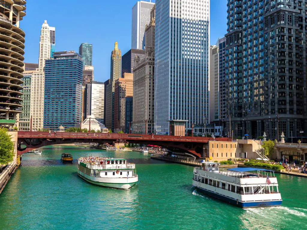 Crucero turístico por el río Chicago en Chicago, Illinois, EE.UU.