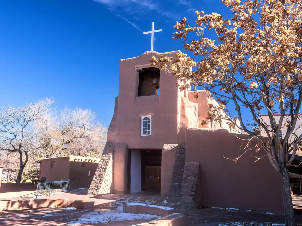 Misión de la Capilla de San Miguel - una iglesia de adobe en Santa Fe, Nuevo México.