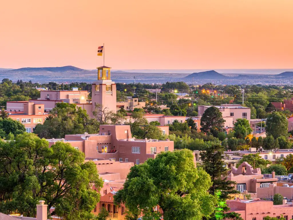 El horizonte del centro de Santa Fe, Nuevo México, Estados Unidos al atardecer.