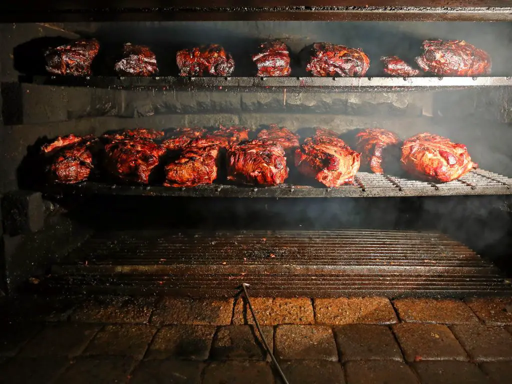 Carne de cerdo cocinada en una barbacoa al estilo sureño