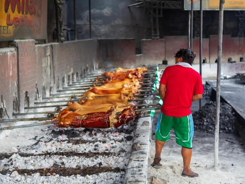 Estilo Lechon Baboy BBQ - cerdo entero cocinado en Manila, Filipinas