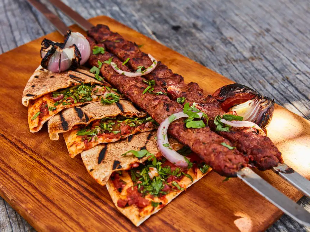 Kebab estilo barbacoa de Oriente Medio en pan plano