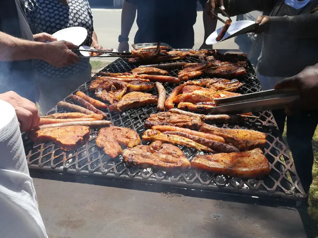 Barbacoa braai sudafricana al estilo con salchichas Boerewors y carnes