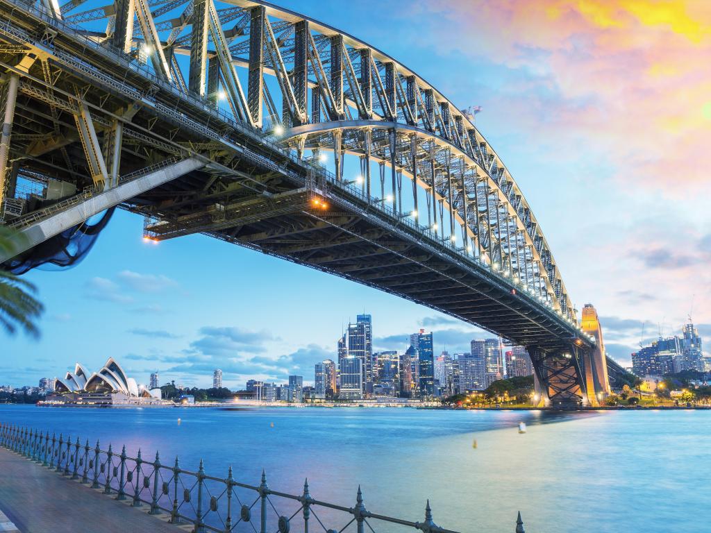 Sydney, Australia, con un asombroso horizonte al atardecer y una vista debajo del puente a la ciudad en la distancia. 