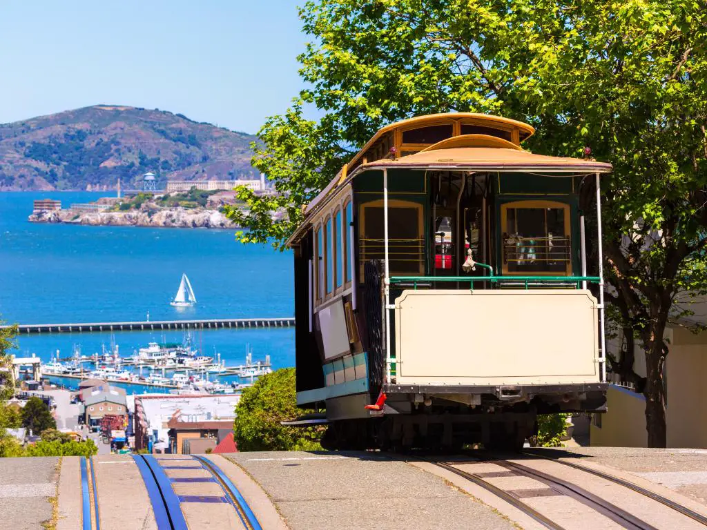 Tranvía del teleférico de Hyde Street en la cima de una colina con vistas a la bahía en San Francisco, California 