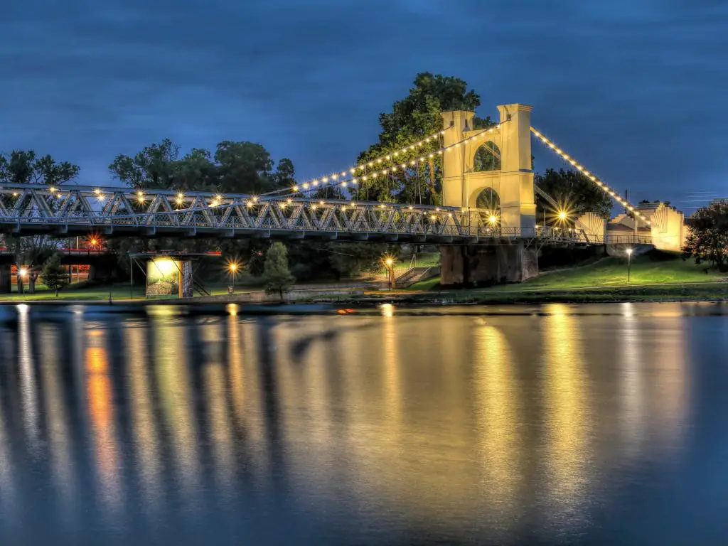 Puente colgante histórico de Waco a través del río Brazos en la noche en Waco, Texas
