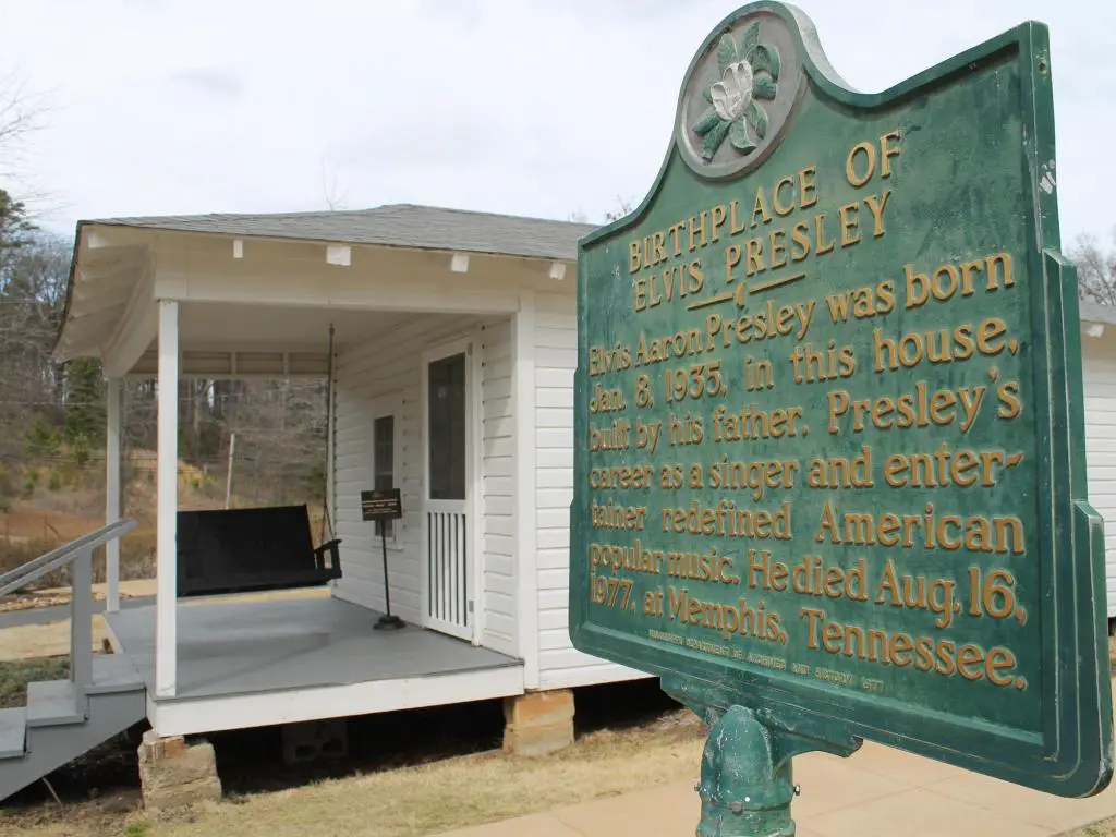 Lugar de nacimiento de Elvis Presley en Tupelo, con un letrero afuera