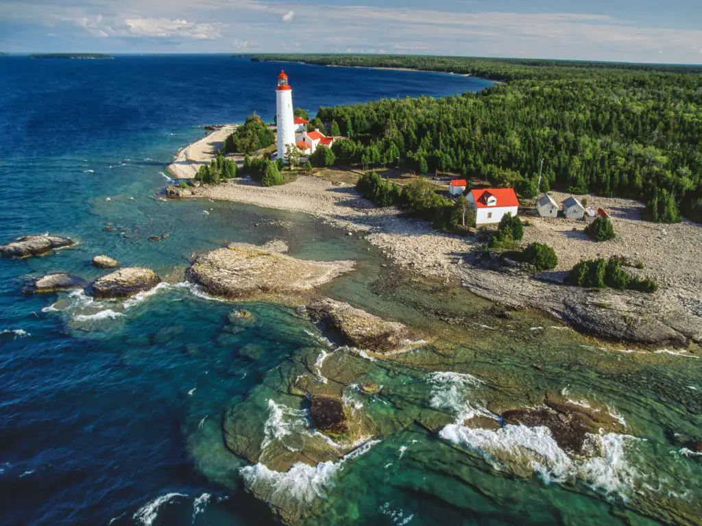 Faro de Cove Island frente a la península de Bruce en Ontario, a 3 horas de Toronto