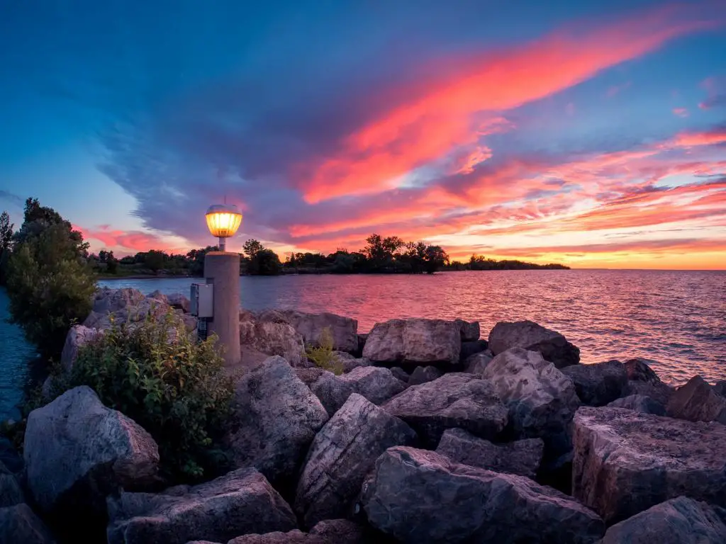 Cielo brillante al atardecer y lámpara en la orilla del lago Ontario en Canadá