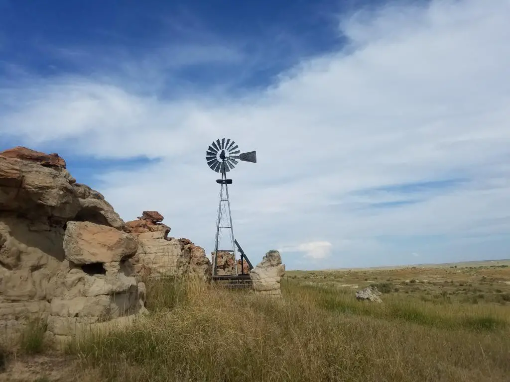 Un viejo molino de viento en Thunder Basin National Grasslands en Wyoming