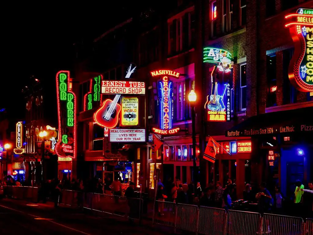 Nashville, Tennessee, EE.UU. en Broadway en Nashville por la noche.