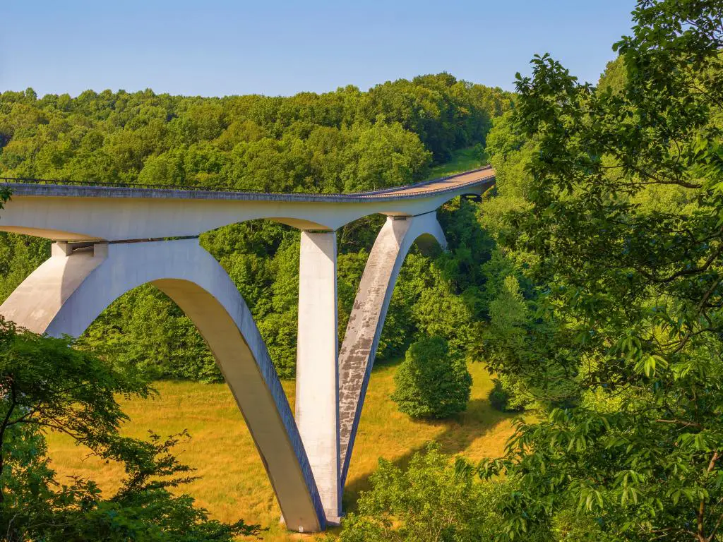 Natchez Trace Parkway Bridge, Tennessee, EE. UU. con una vista de la estructura de doble arco en el comienzo cercano de la ruta histórica en Tennessee.