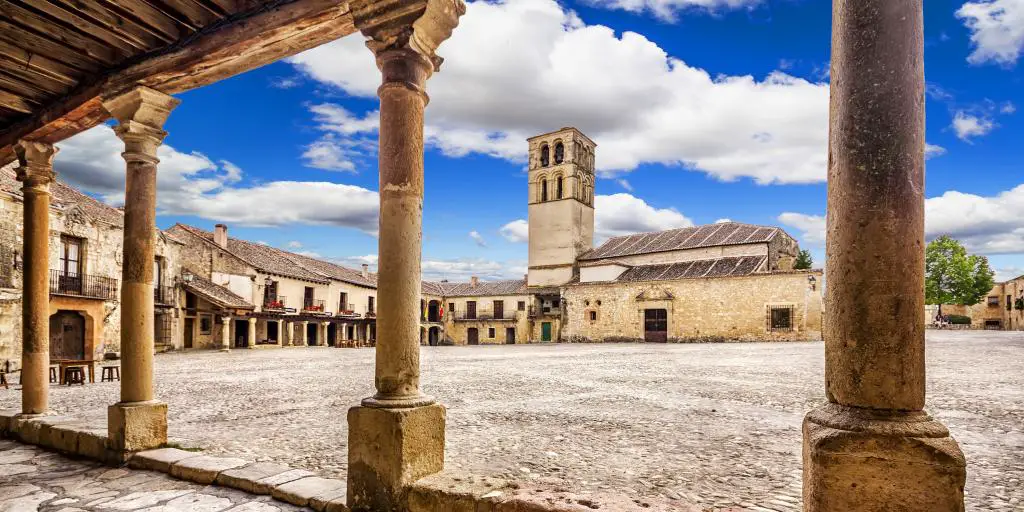 Plaza Mayor del pueblo de Pedraza en Segovia en el viaje por carretera de Castilla y León en España