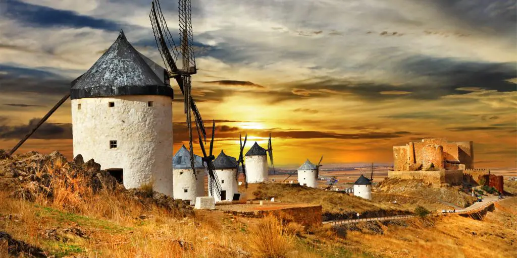 Hermosos molinos de viento en el Campo de Criptana en un viaje por Castilla-La Mancha