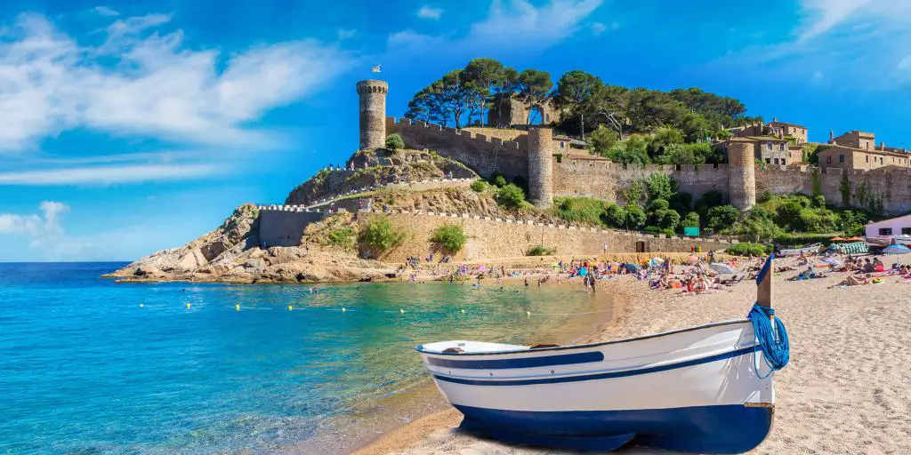 Playa de Tossa de Mar y fortaleza en un hermoso día de verano - Costa Brava, Cataluña