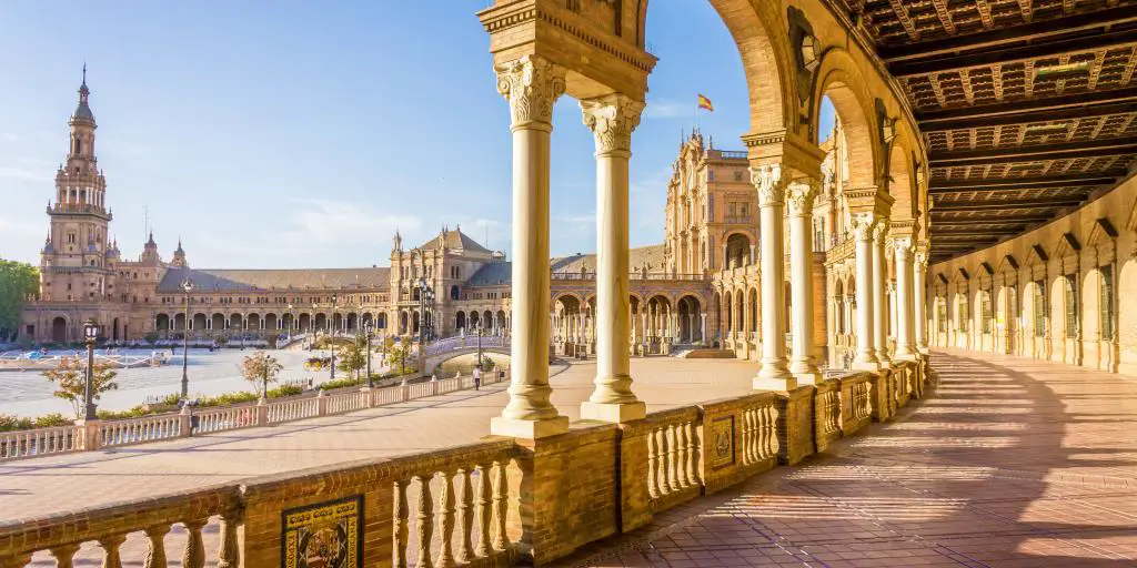 Plaza de España en Sevilla, España - un destino perfecto para un viaje por carretera en España