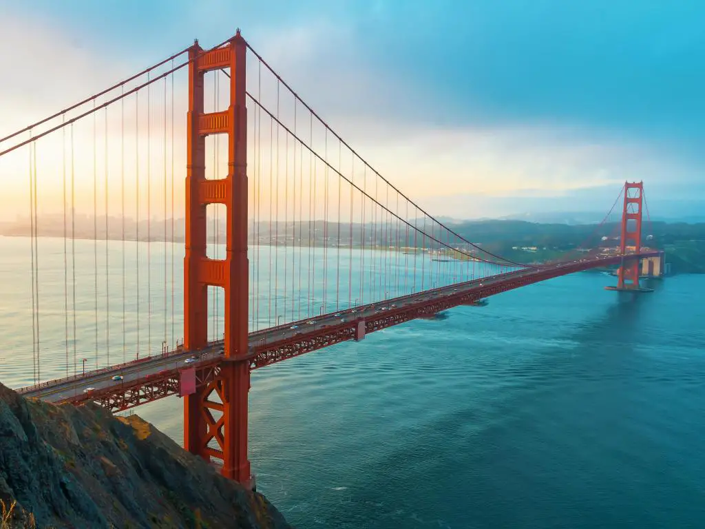 El puente Golden Gate rojo sobre el agua en San Francisco