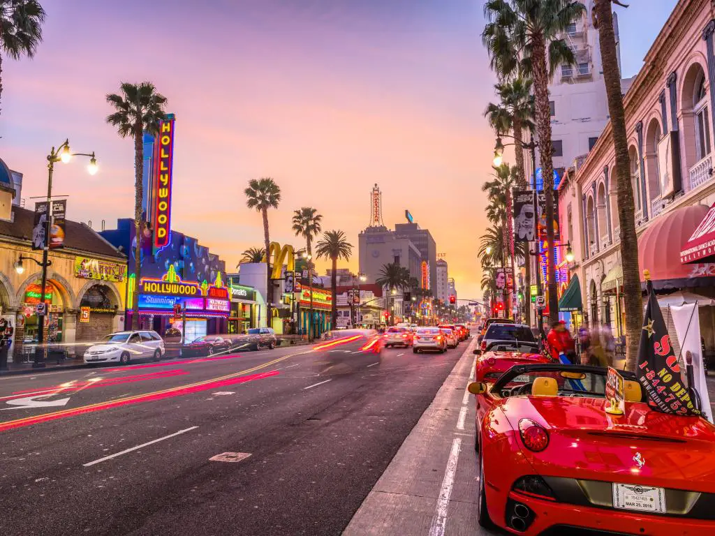 Tráfico en Hollywood Boulevard al anochecer.  El distrito de los teatros muestra la calle animada para que los turistas disfruten