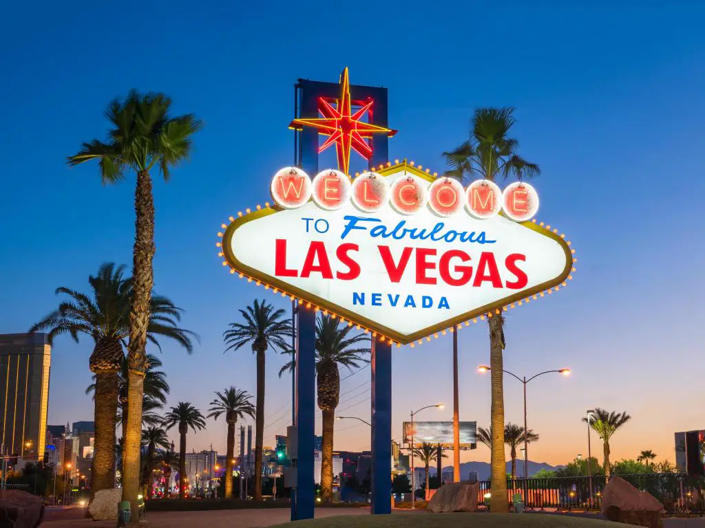 Cartel de Las Vegas Nevada rodeado de palmeras