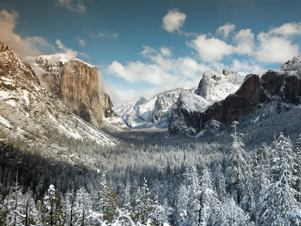 Vista invernal de El Capitan, Bridal Veil Falls y Half Dome visto desde la vista del túnel.  Parque Nacional de Yosemite.