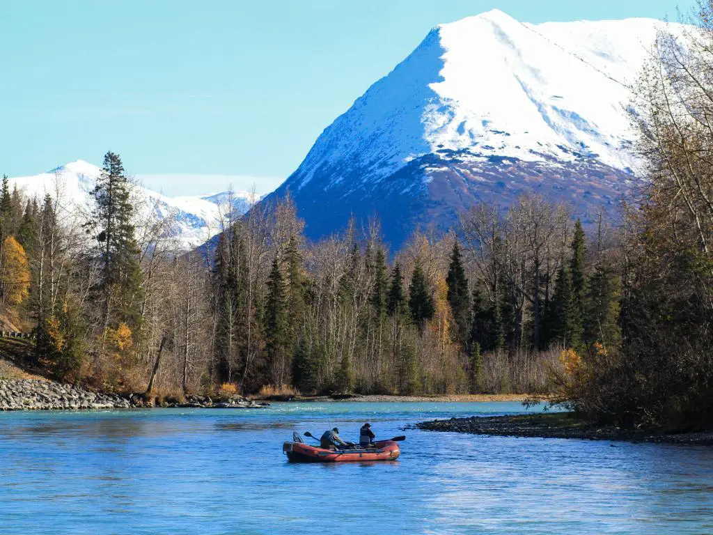 Río Kenai en Cooper Landing Alaska barco de pesca en otoño
