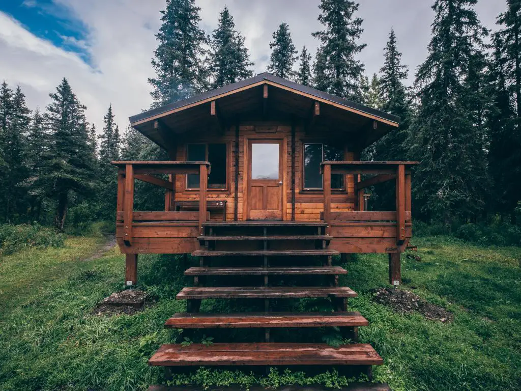 Una de las maravillosas cabañas de Alaska sumergidas en el espeso bosque de Chugach