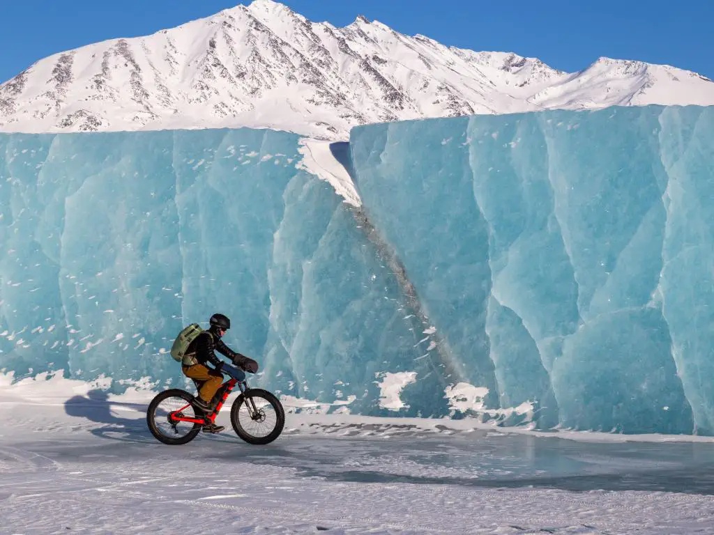 Ciclismo gordo en el glaciar Knik cerca de Anchorage, Alaska en invierno