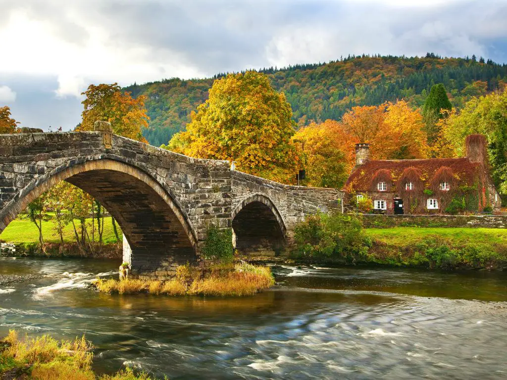 Puente Pont Fawr en Llanwrst en Snowdonia, Gales del Norte, Reino Unido