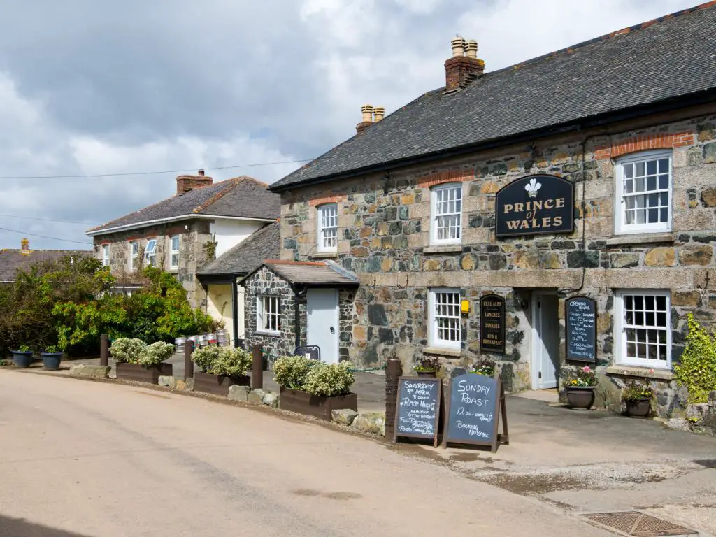 Prince of Wales pub británico tradicional en St Martin en la península de Lizard en Cornualles, Inglaterra