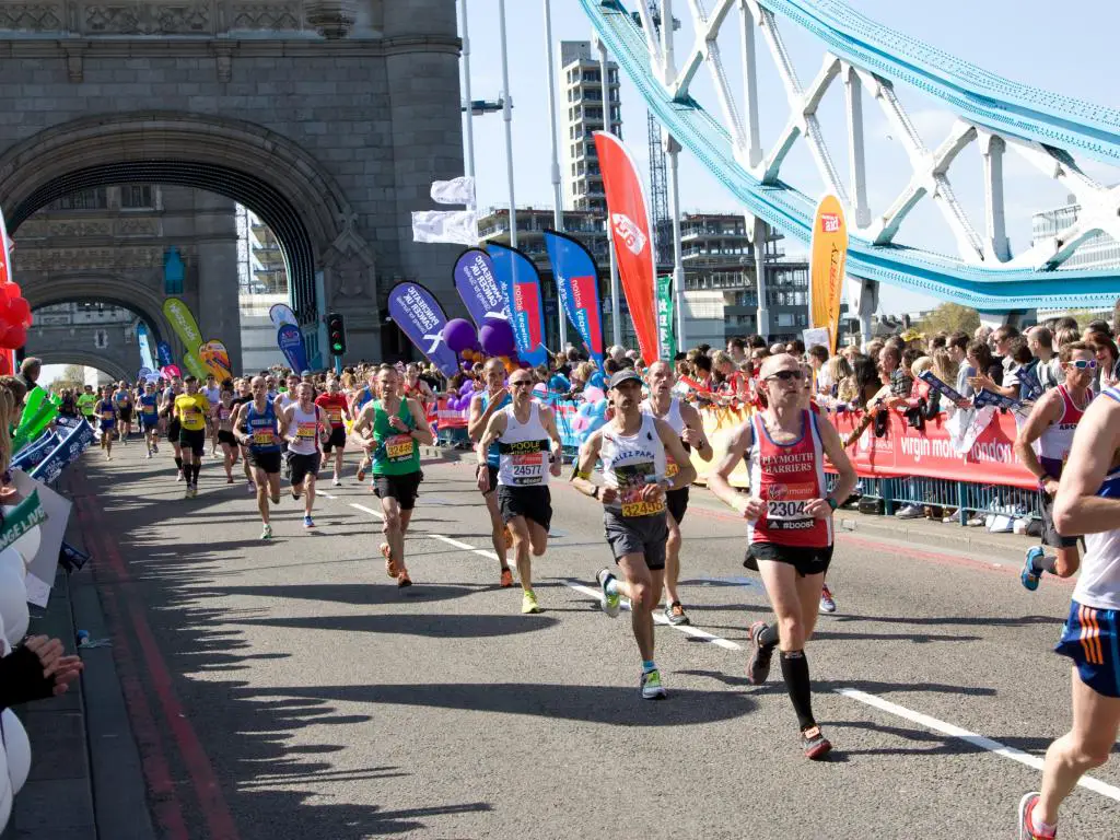 Corredores de maratón de Londres cruzando el Tower Bridge