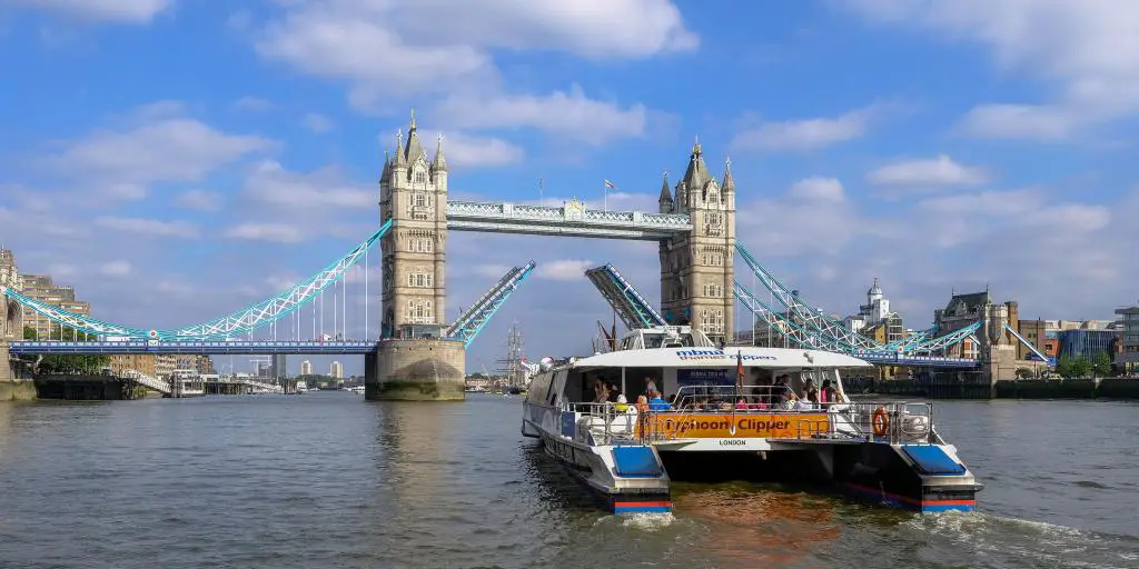 Barco Thames Clipper rumbo al Tower Bridge de Londres 