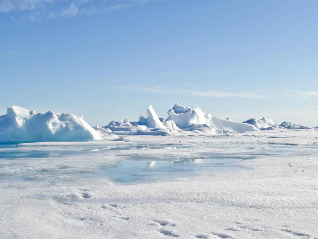 Casquetes polares y montañas de hielo en el Polo Norte