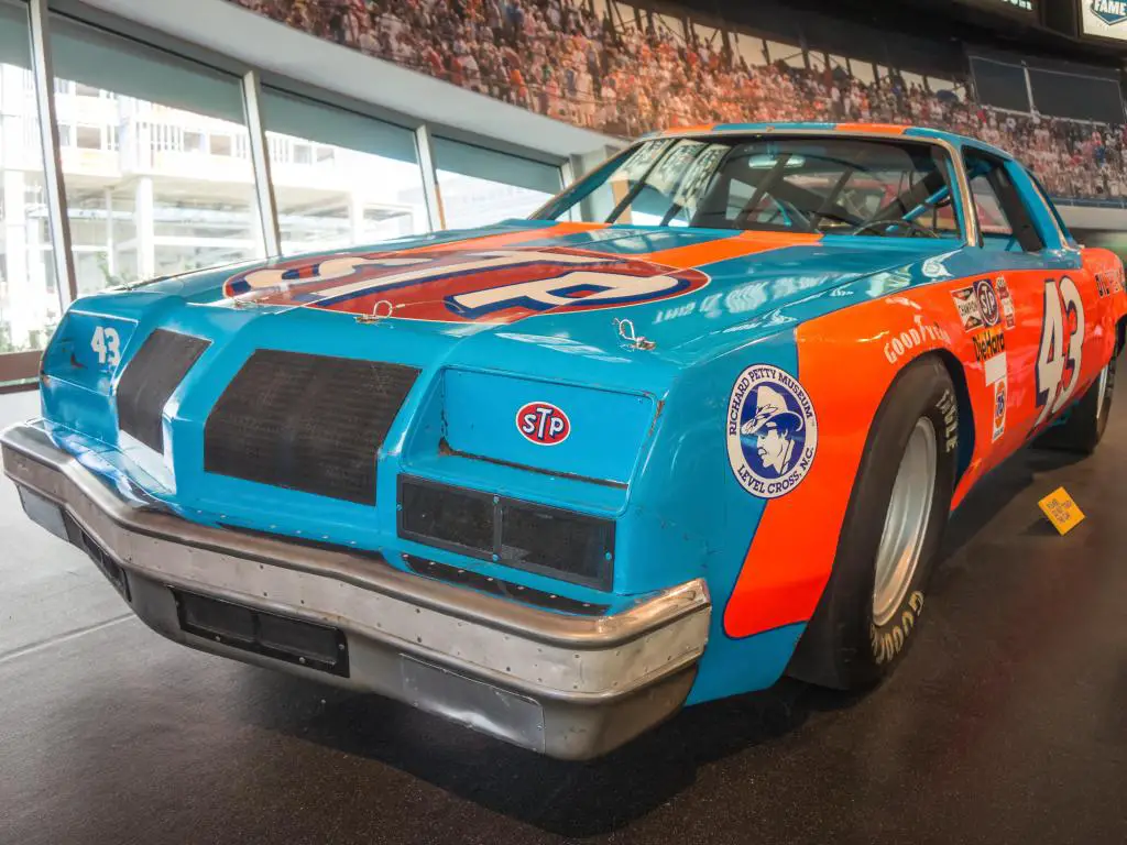 Un legendario auto de carreras azul y naranja en exhibición en el Salón de la Fama de NASCAR de Charlotte, NC
