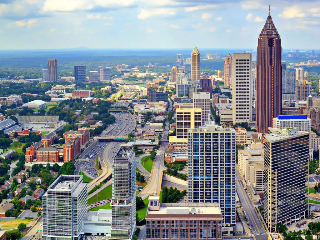 Skyline del centro de Atlanta, Georgia, en un día luminoso.