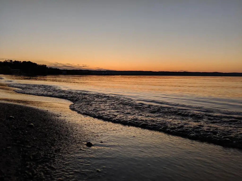 Puesta de sol golpeando las aguas sobre el oeste de Grand Traverse Bay