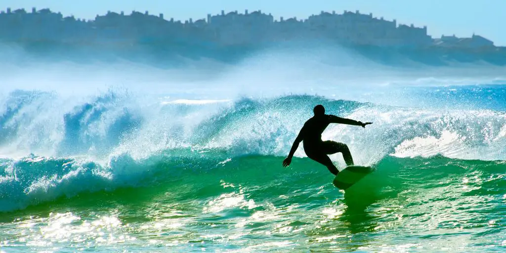Un hombre surfeando en una playa de Portugal 